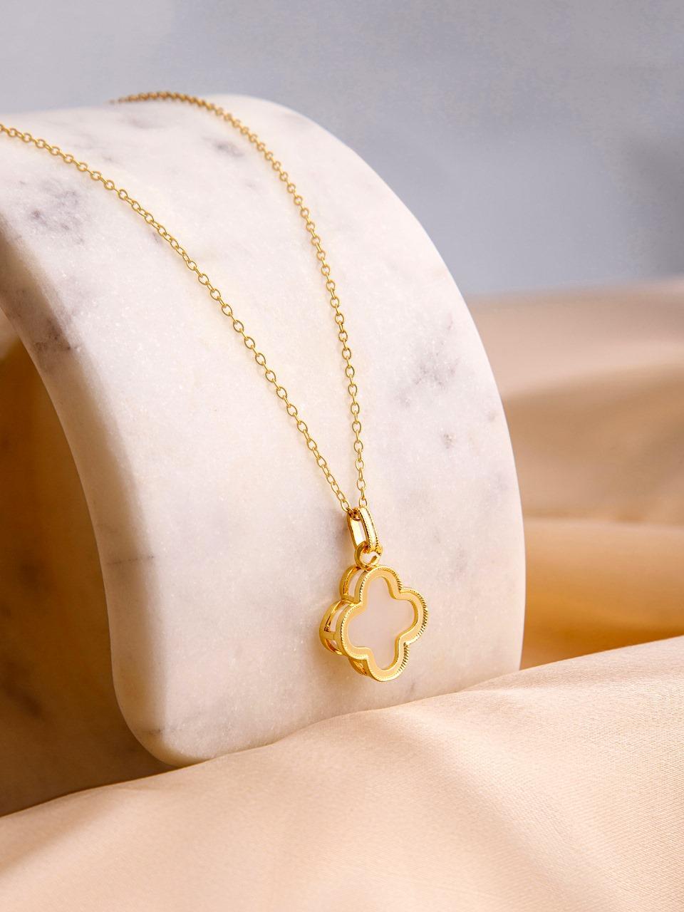 Timeless Clover Golden Pendant