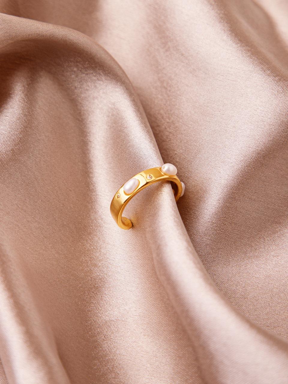 Lustrous Harmony Gold Band