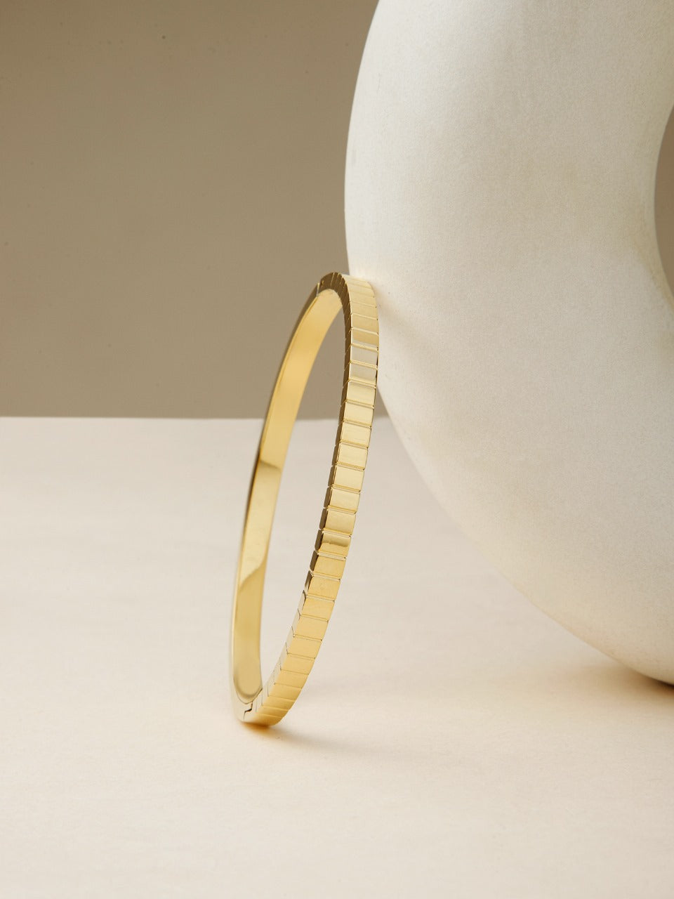 Sleek Golden Textured Bangle – Minimal Elegance